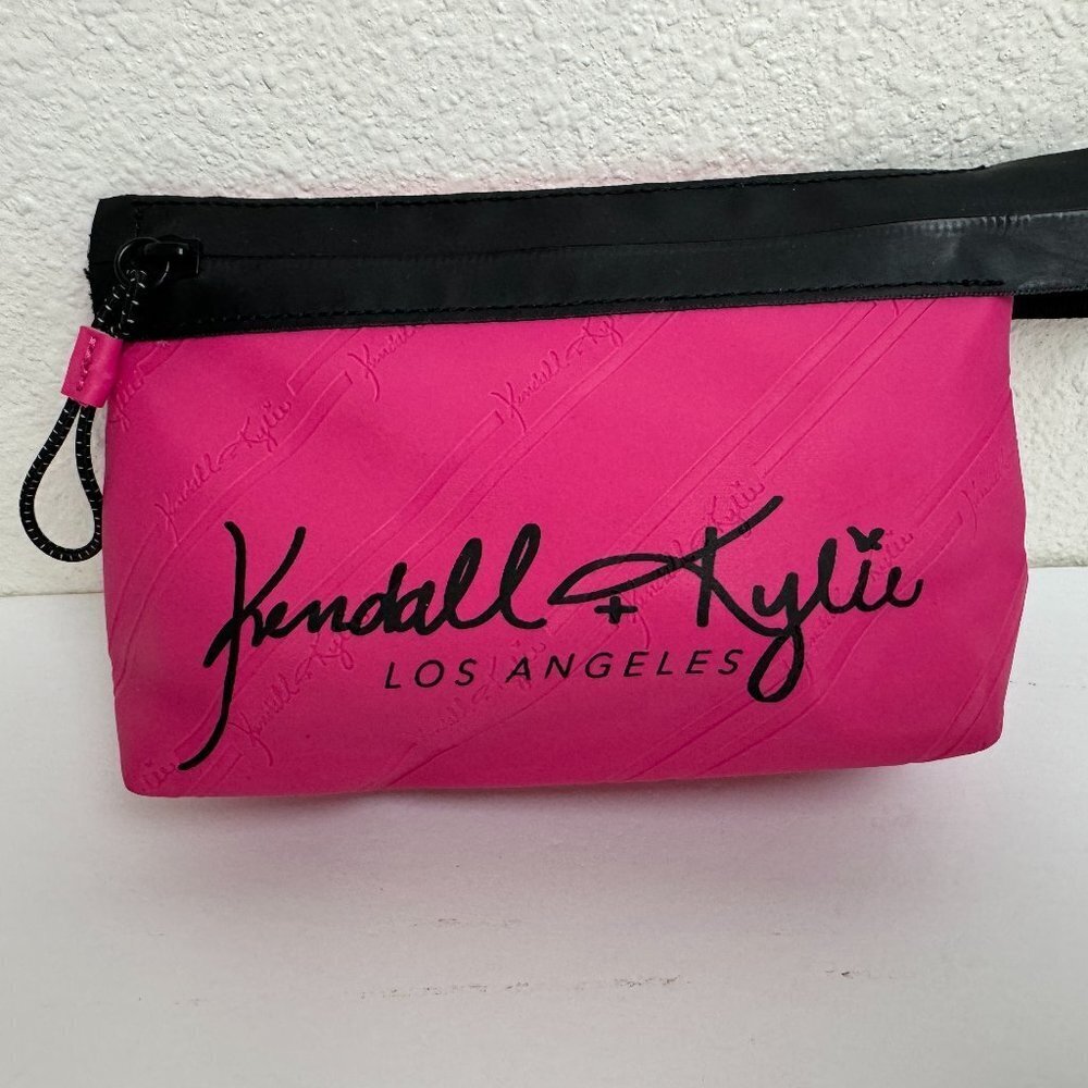 NWOT Kendall & Kylie Pink Cosmetic bag Beauty bag Makeup Stylish Waterproof